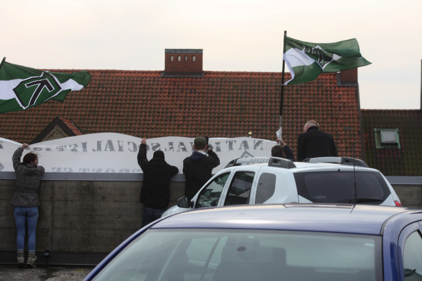 Nordiska motståndsrörelsens Näste 3 visar upp sig för demonstrationen.